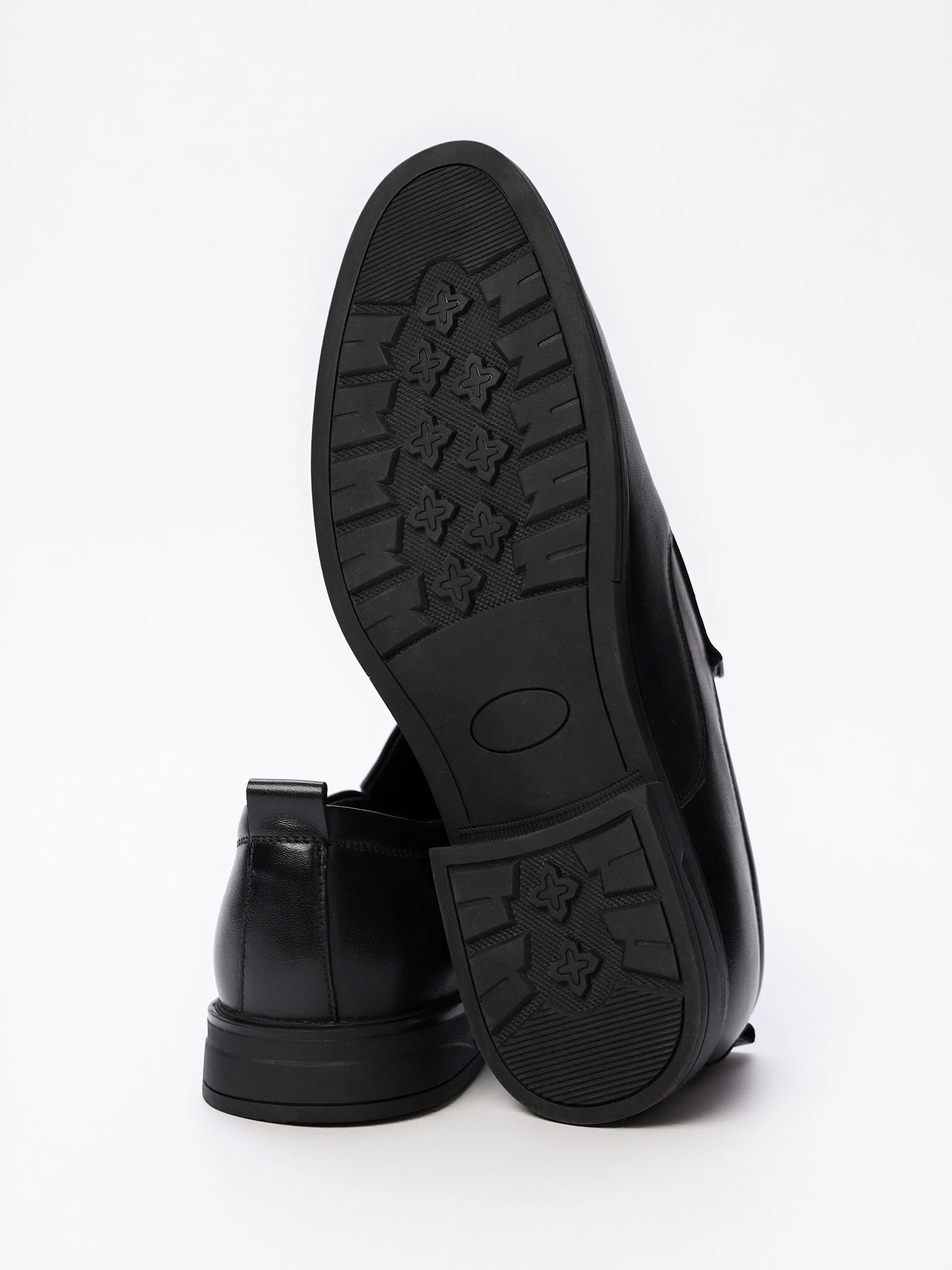 Туфли черного цвета с эластичными вставками на низком каблуке